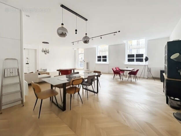 Commerce à PARIS-8E