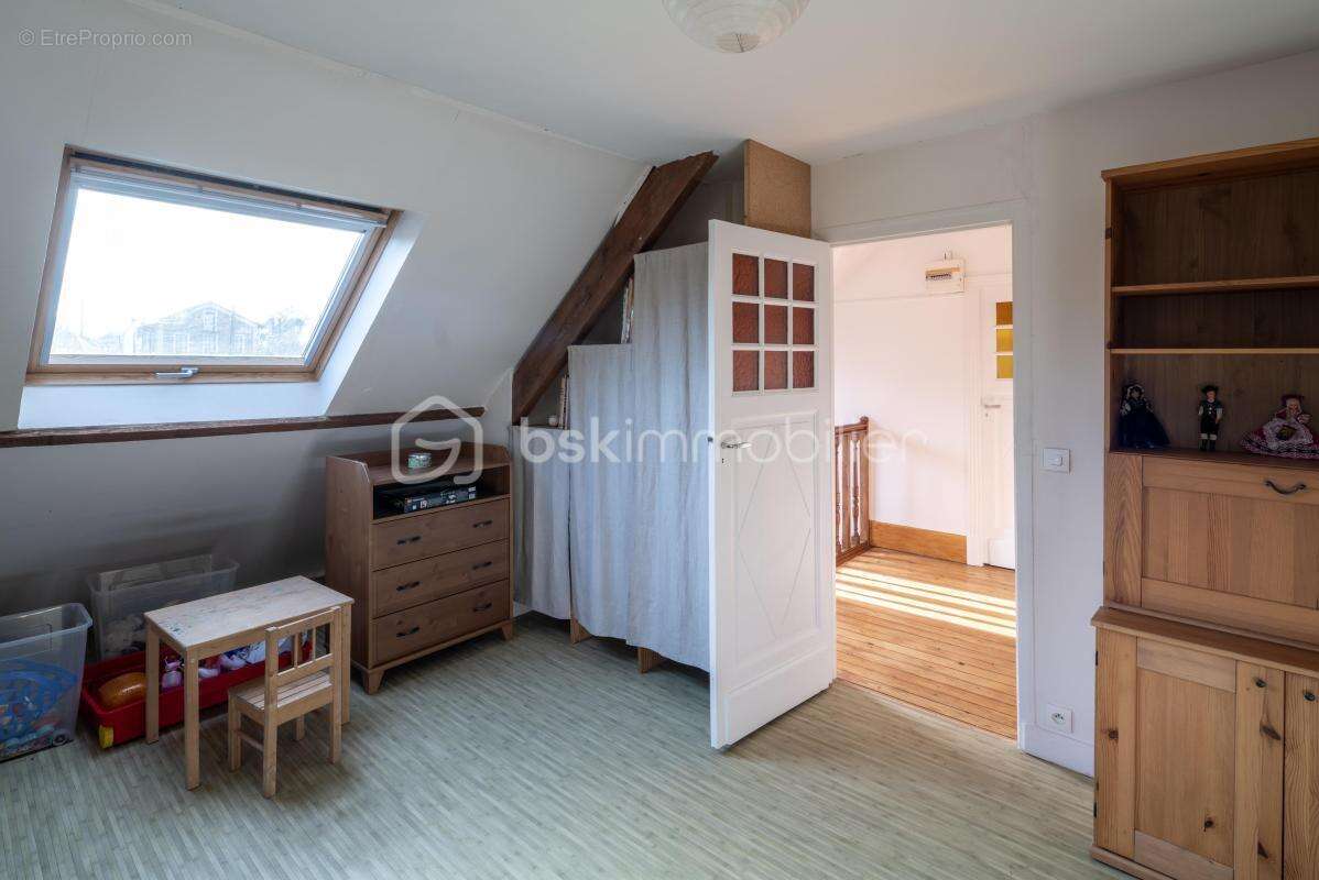 Maison de caractère  – 9 pièces, 7 chambres, sous-sol total – proximité rer d, commerces et écoles à pied - photo 17