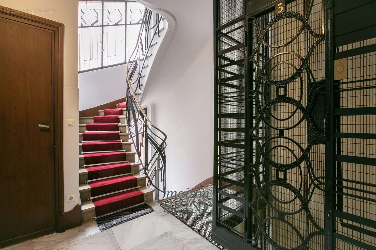 Appartement à PARIS-16E