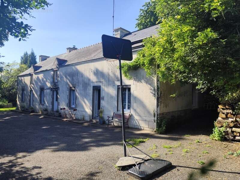 Maison à SAINT-JACUT-LES-PINS
