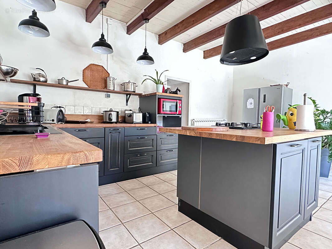 Maison familiale avec piscine à Saint Bonnet Sur Gironde - photo 3