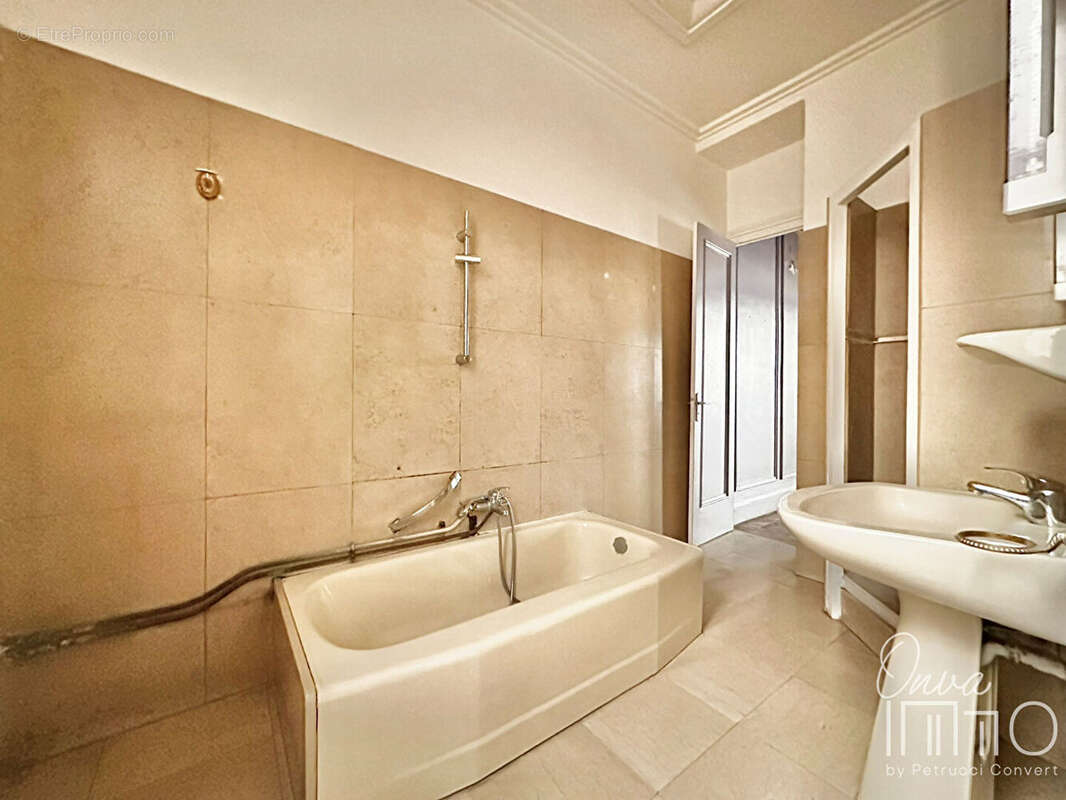 Hôtel de Ville - Rue de l'Arbre Sec - T2 de 58m² à fort potentiel - photo 8