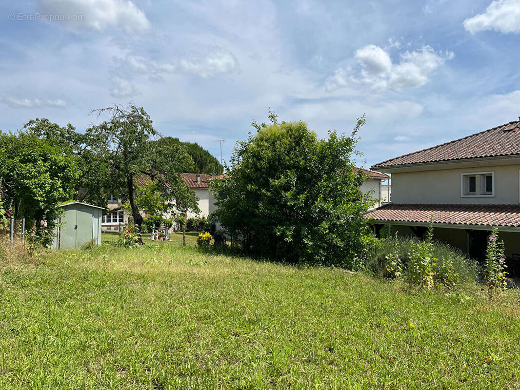 Maison à MONTMOREAU-SAINT-CYBARD