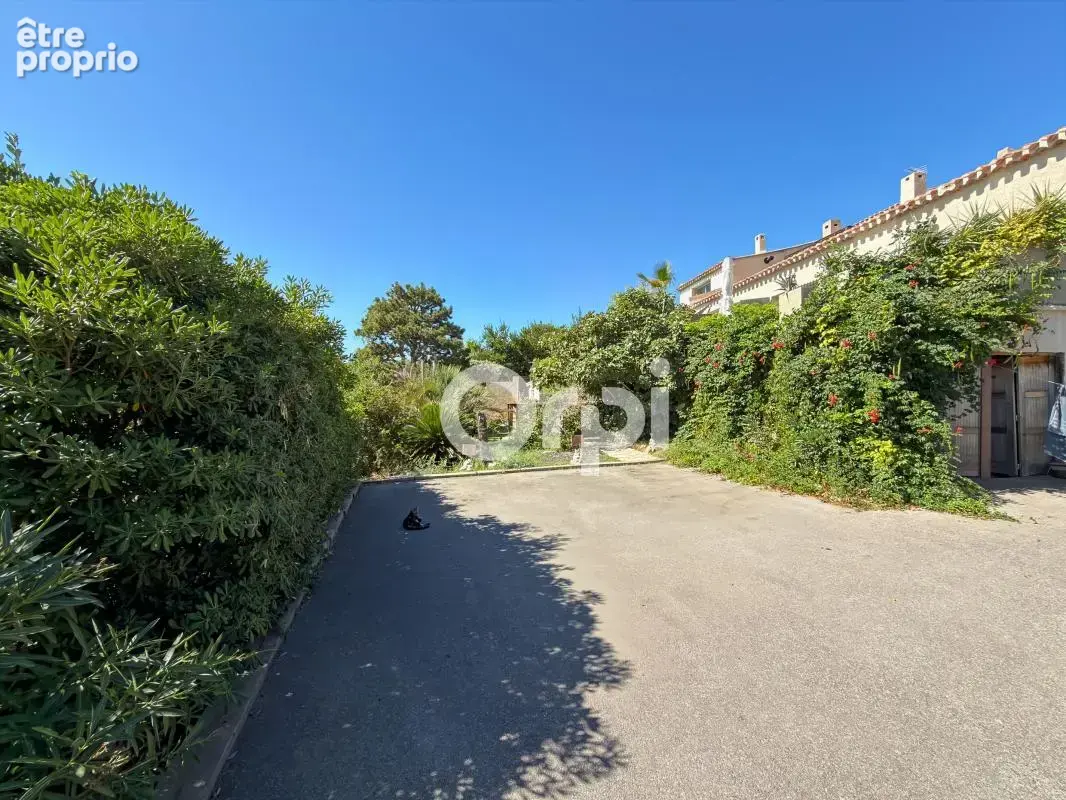 ** Cassis - Ensemble de trois appartements ** - photo 9