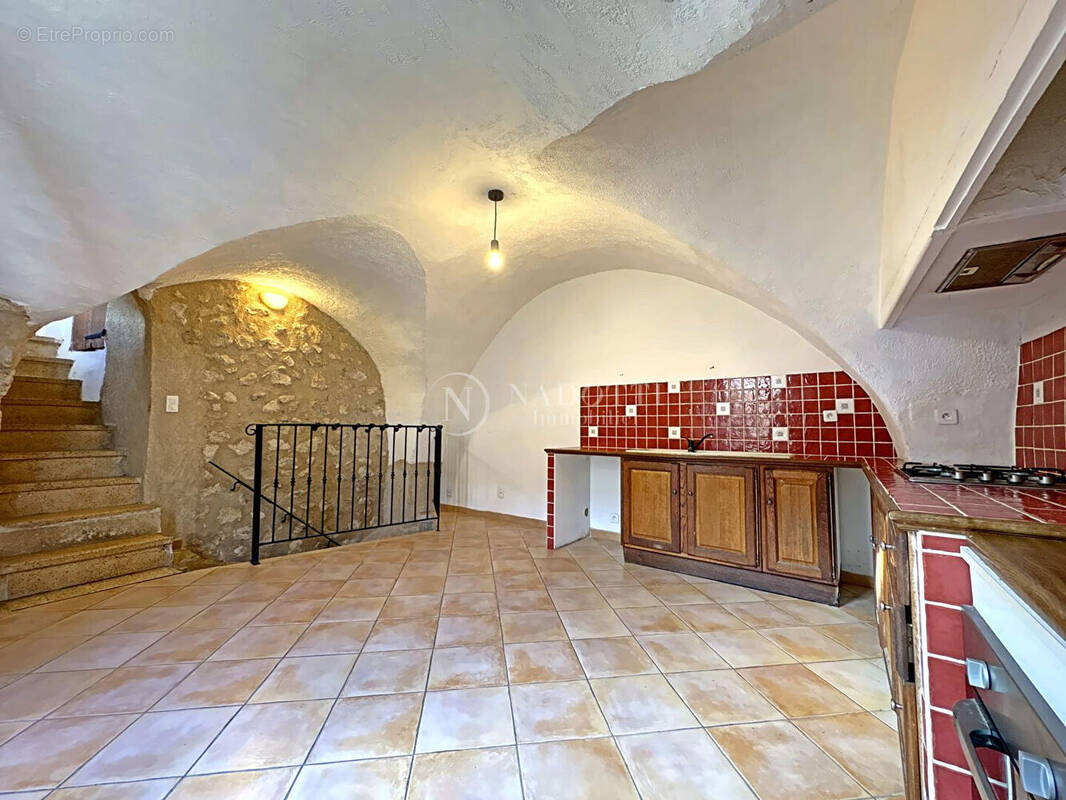 Maison à LA ROQUE-D'ANTHERON