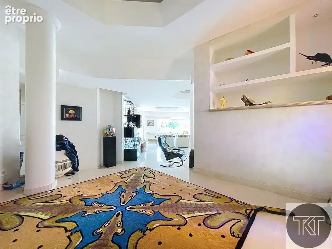 239 m²  terrain paysagé de 2 165 m²  piscine chauffée  sous-sol de 246 m²  accès direct au golf - photo 8