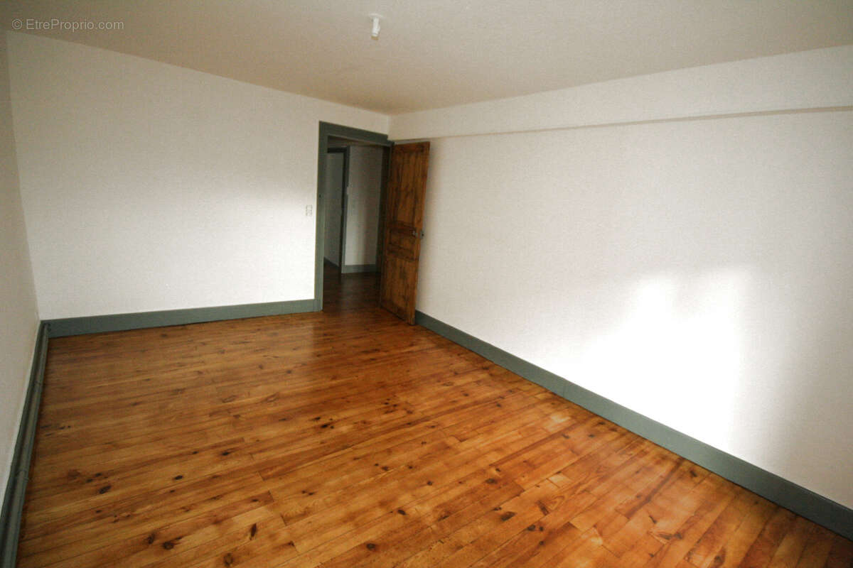 Appartement à COMBRONDE