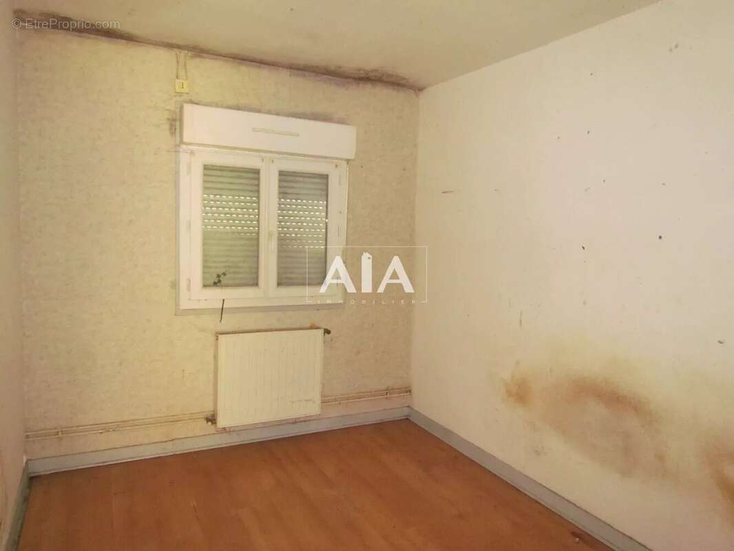 Maison à LES ADJOTS