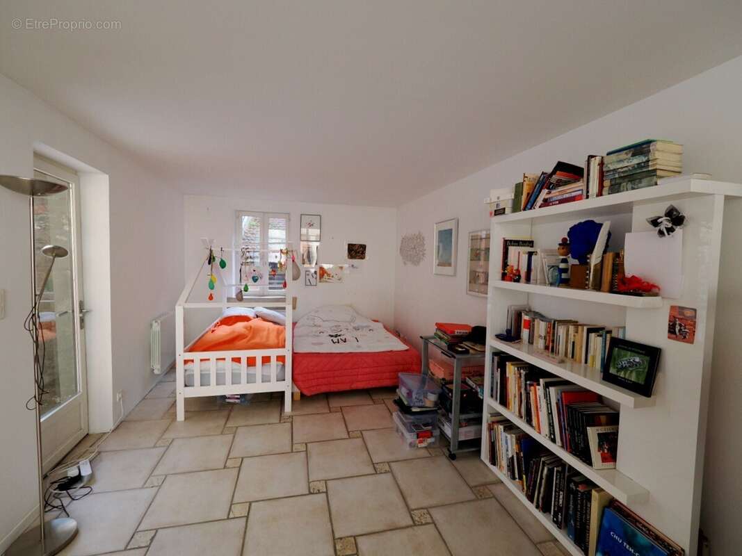 Salon servant de chambre momentanément - Maison à MACON