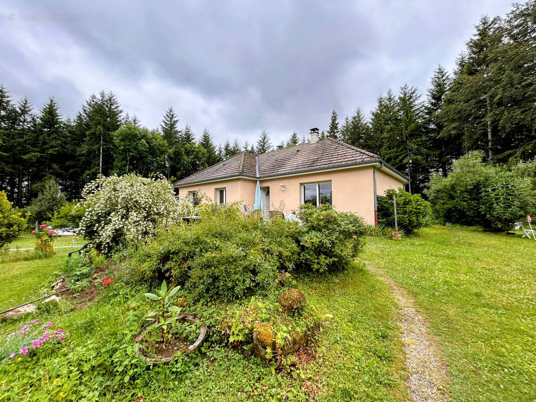 Maison à SAINT-VICTOUR