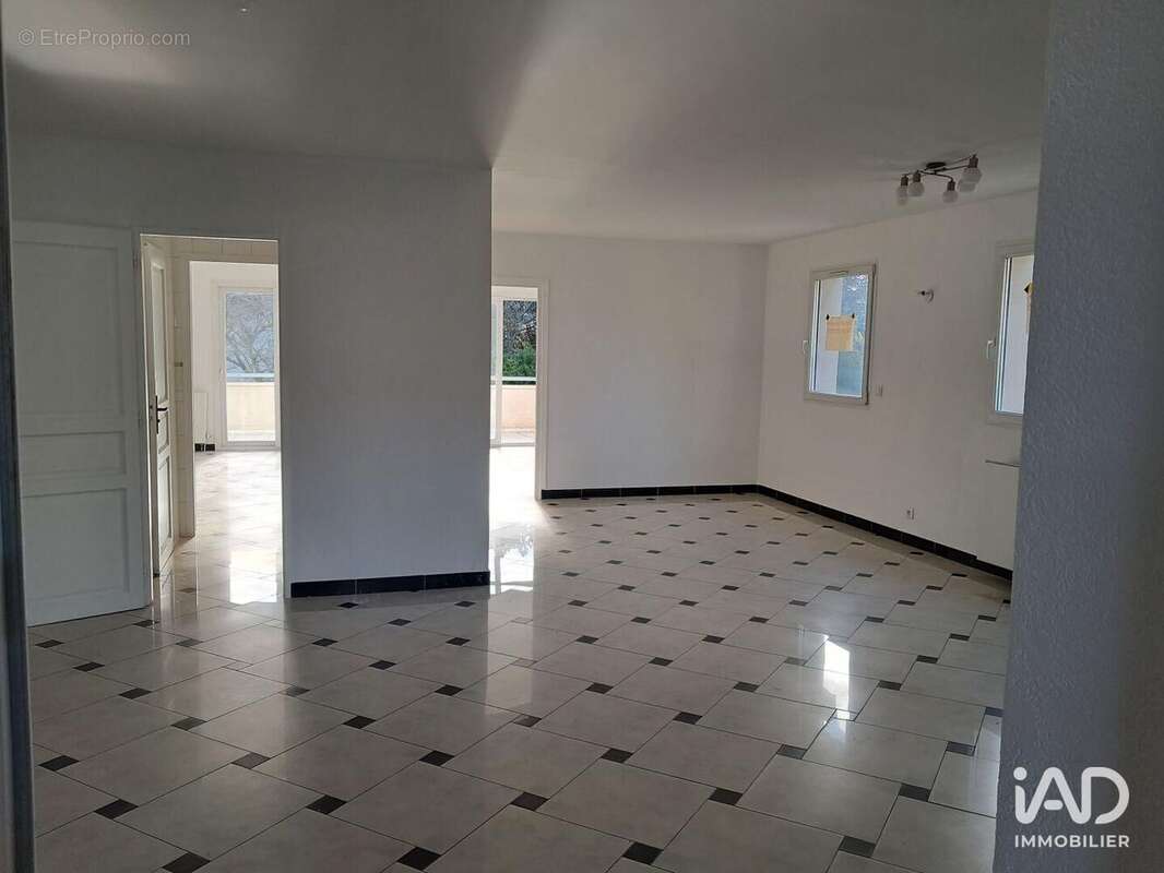 Commerce 90 m² à Divonne-Les-Bains  - photo 3