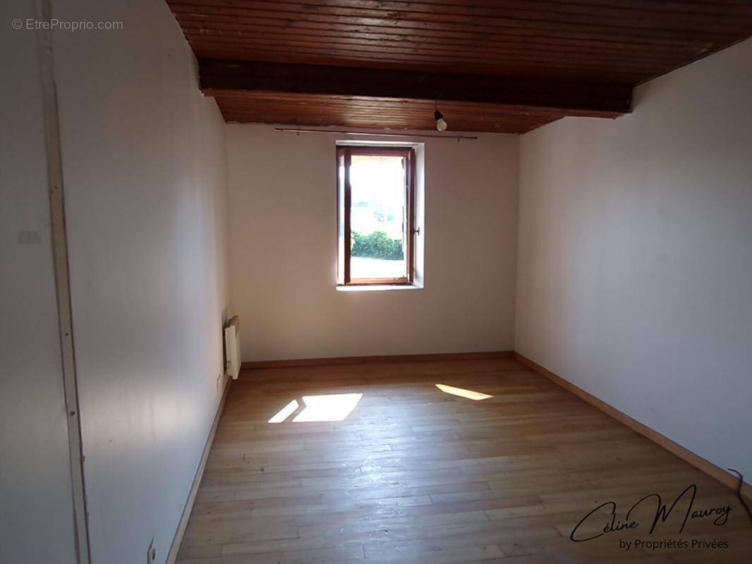 Maison mitoyenne à rénover - Fort potentiel - Terrain de 670 m2 - photo 1