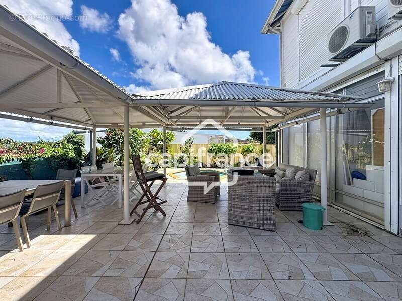 Maison à LES ABYMES