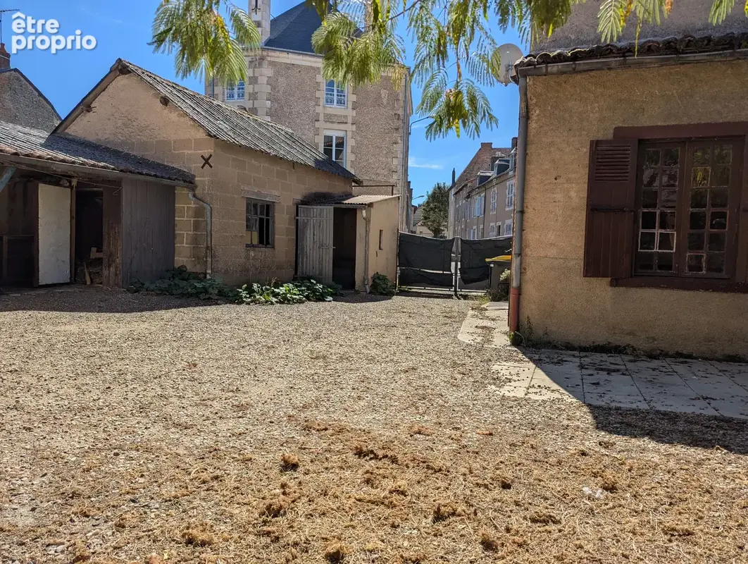 Grande maison de ville de 4 chambres, idéalement située à Montmorillon - photo 2