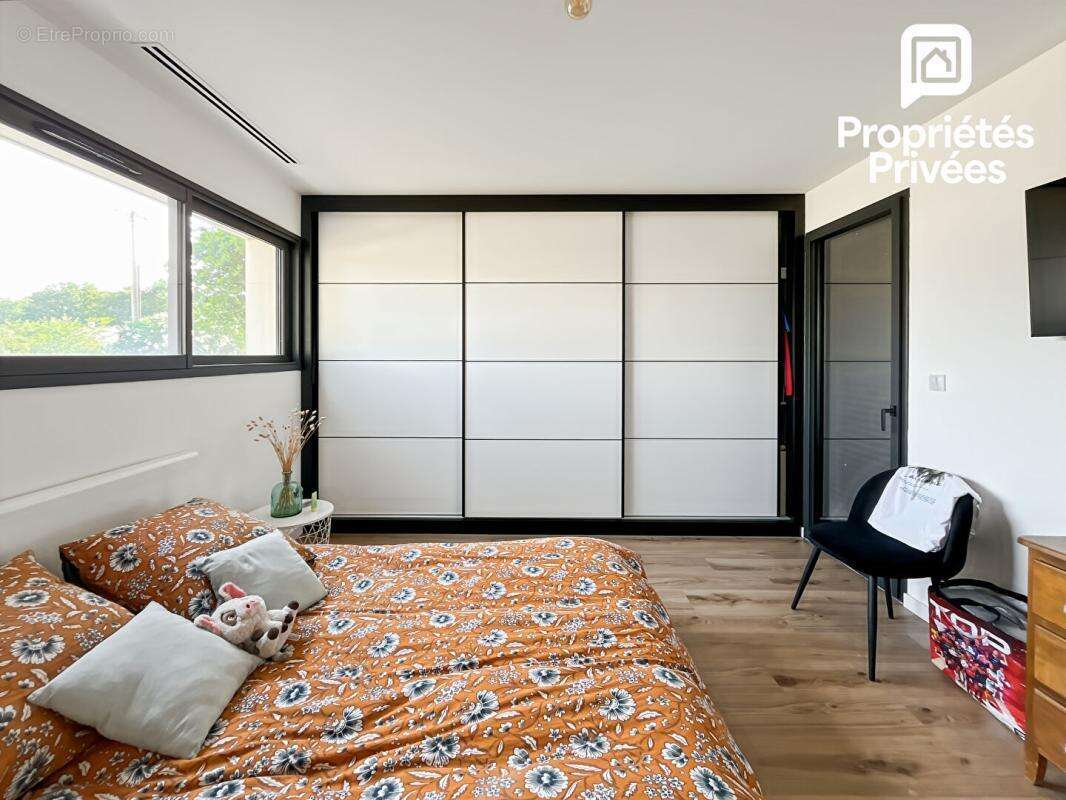 Maison contemporaine 150 m² avec piscine chauffée, garage et vaste pièce de vie de 70 m² - photo 13
