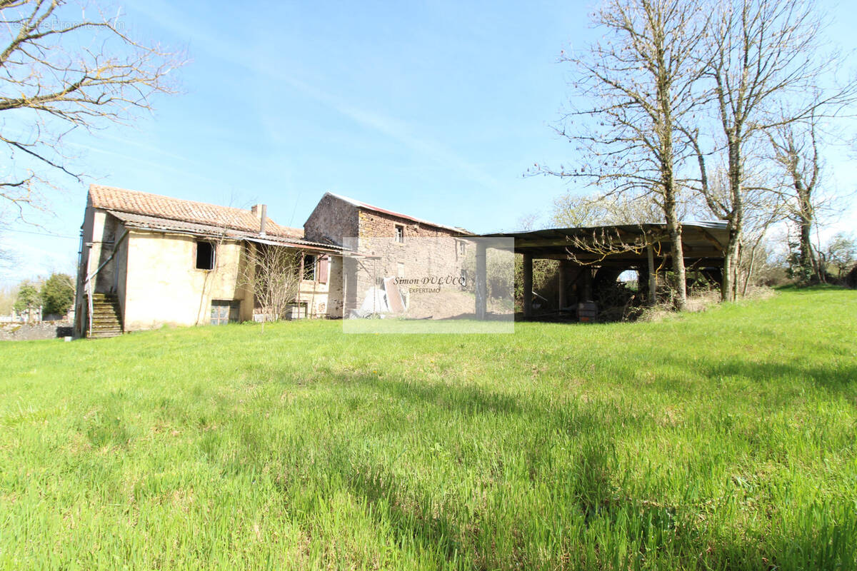 Grande propriété de 235 m2 à rénover   Terrain de plus de 1 500 m2, avec dépendances - photo 5