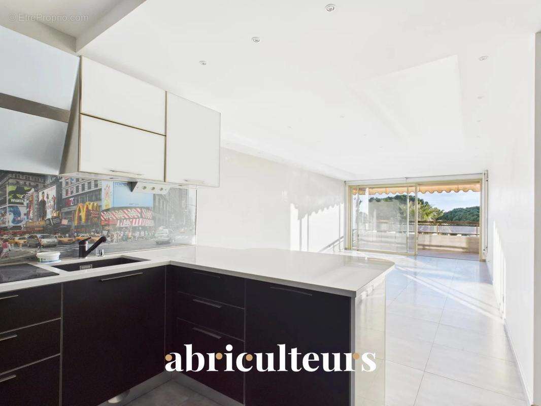 Élégant appartement rénové - 4 Pièces - Terrasse - 84m² - Vue mer panoramique - Juan-les-Pins - photo 6