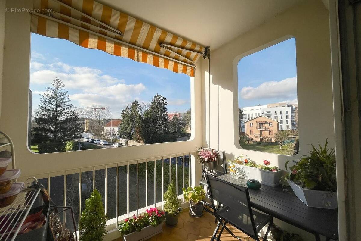   - Appartement à DECINES-CHARPIEU