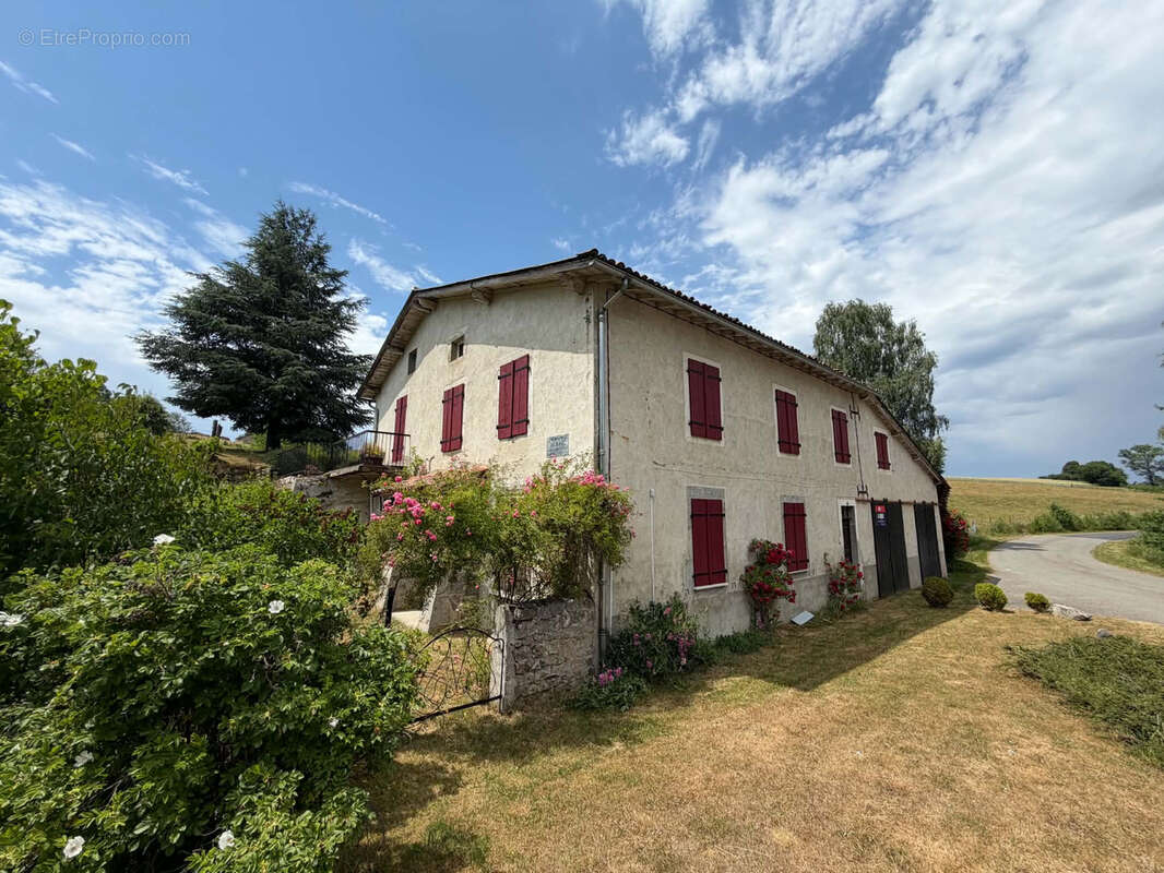 Ensemble immobilier sur caves et terrains avec source et puits - photo 2