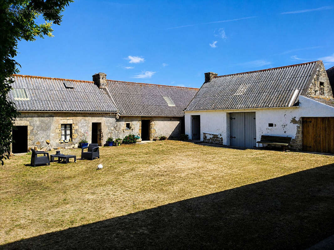 PLOZÉVET , À 400 m de la mer, maison rénovée de 130 m², dépendances en pierre à rénover, hangar de 300 m² et terrain de 3 800 m² - photo 4