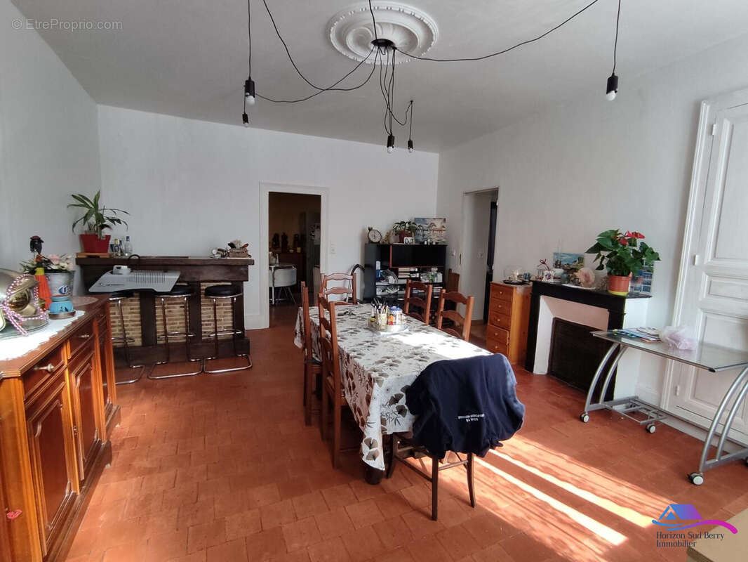 SALLE A MANGER - Maison à CHATEAUMEILLANT