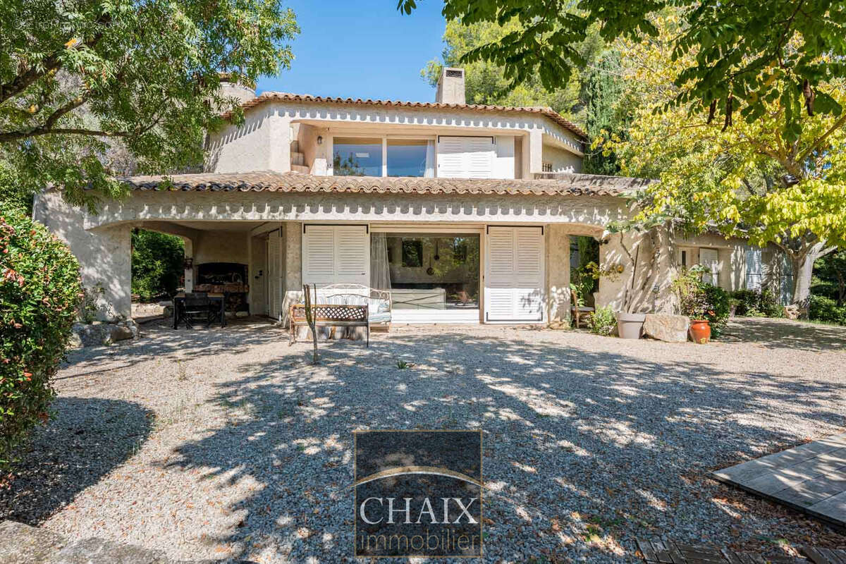Villa d’architecte avec piscine balinaise à 1 km de la mer   Havre de paix à Sanary - photo 2