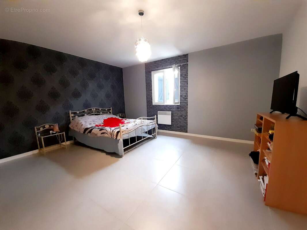Maison contemporaine au calme avec quatre chambres et 1,3 hectare - photo 11