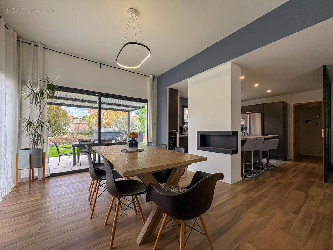 Maison à LES MARTRES-D'ARTIERE