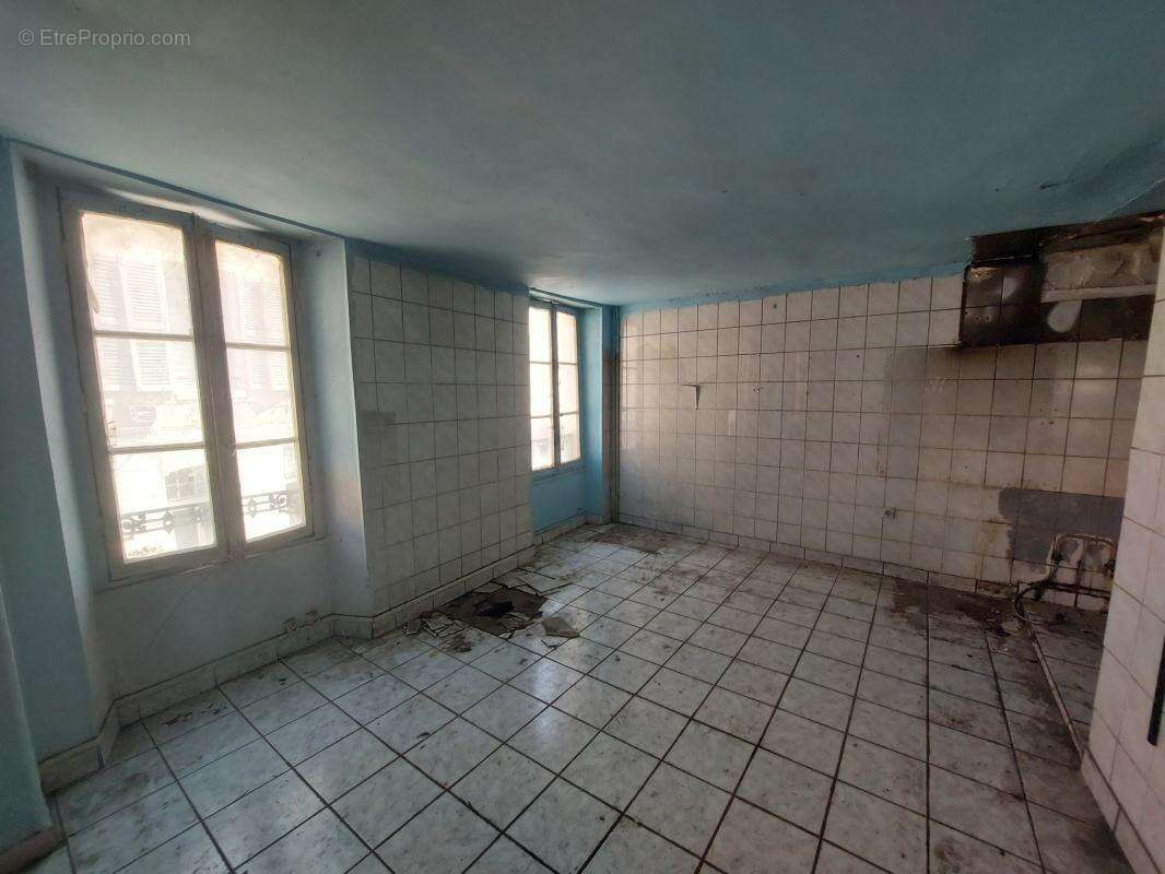 Appartement T2 à rénover – Centre-ville Fontainebleau – Fort potentiel - photo 2
