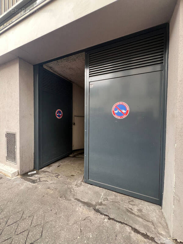 Parking à PARIS-18E