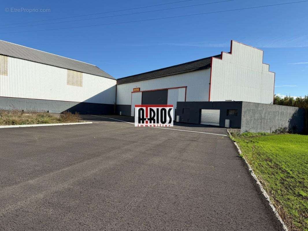 3741 m² d'entrepots sur parcelle de 14 000 m² - photo 2