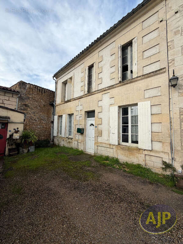 Maison à SAINT-GENIS-DE-SAINTONGE