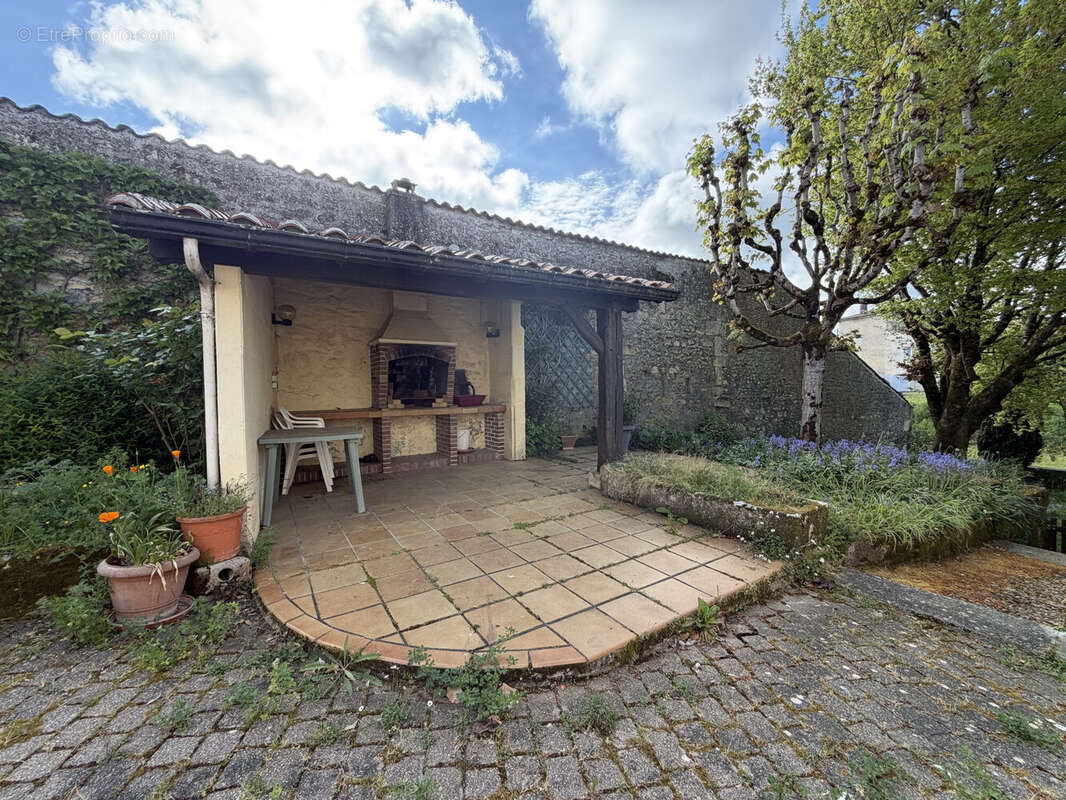 Cour intérieure et BBQ. 