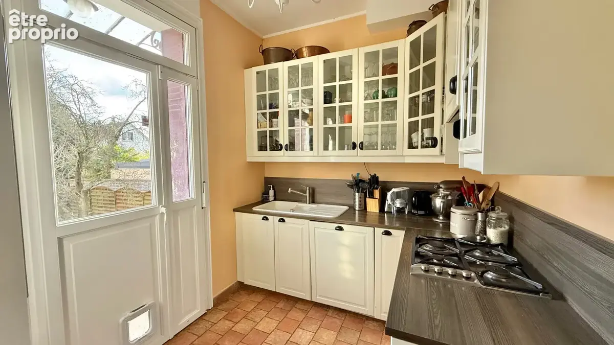 Belle meulière de caractère avec 6 chambres et jardin - photo 5