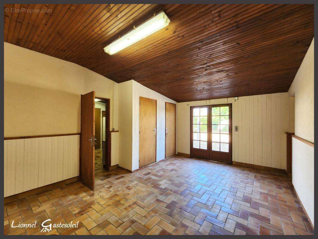 Maison à vendre de plain pied 3 chambres double garage et piscine sur la commune de  PINEUILH (33) - photo 22