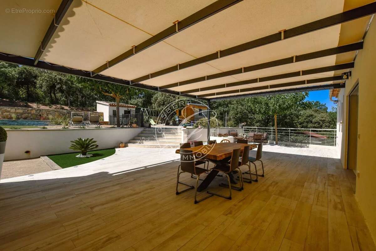 A vendre flayosc - villa  de 225 m2 avec piscine à pieds au village - photo 10
