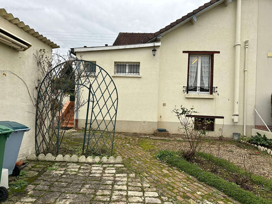 57361062b.jpg - Maison à SAINTE-GENEVIEVE