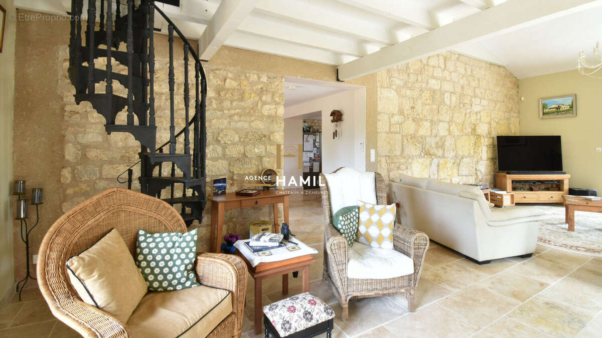 Propriété avec un garage spacieux, une piscine et un grand étang près de cordes-sur-ciel - photo 5