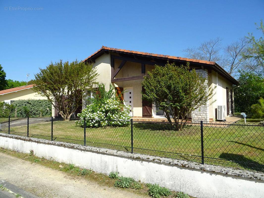 Maison à SAINT-PIERRE-DU-MONT