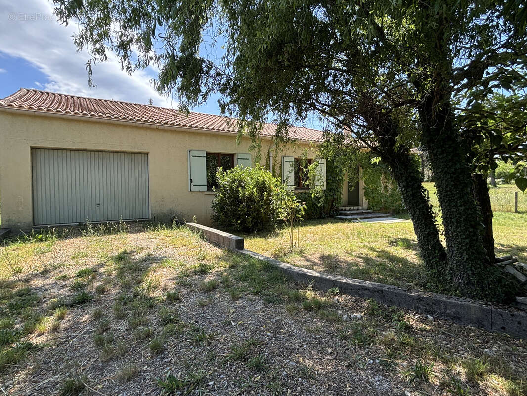 Maison type villa - plain pied - 148 m2 - piscine - garage - gros potentiel - photo 4