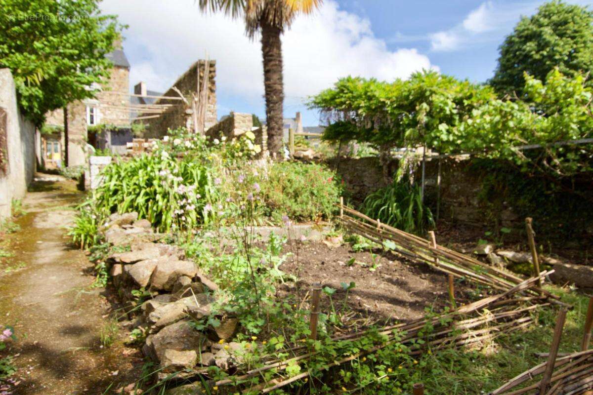 Maison de caractère en pierre – cœur de bourg – jardin clos – environnement calme - photo 10