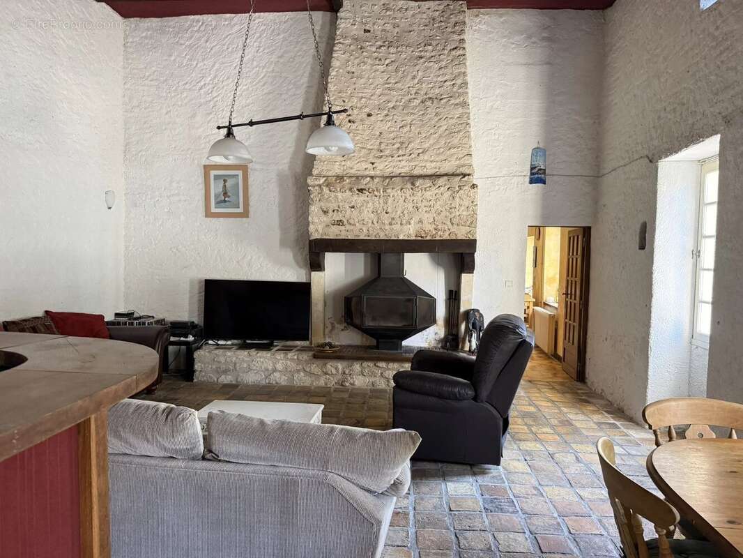 Maison en pierre avec 2 chambres et salle de douche au rez de chaussée - photo 3