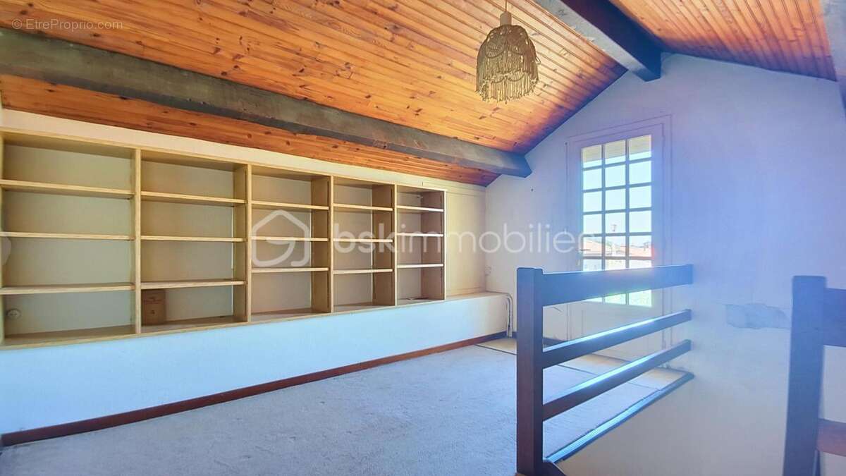 Villa avec hangar et garage attenant - photo 10