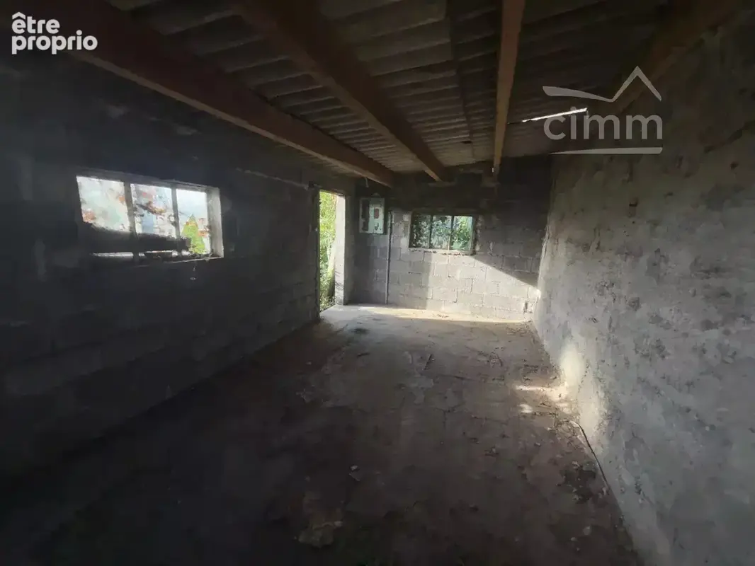 Le Péage de Roussillon - Terrain de 399m2 avec une maison à entièrement restaurer de 46m2 avec un garage. - photo 6