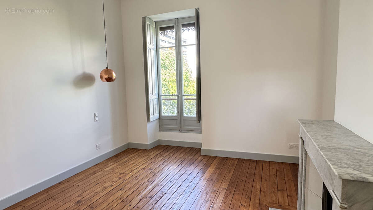 Nîmes - Quartier Carnot : Superbe appartement P4 entièrement rénové dans un immeuble bourgeois - photo 6