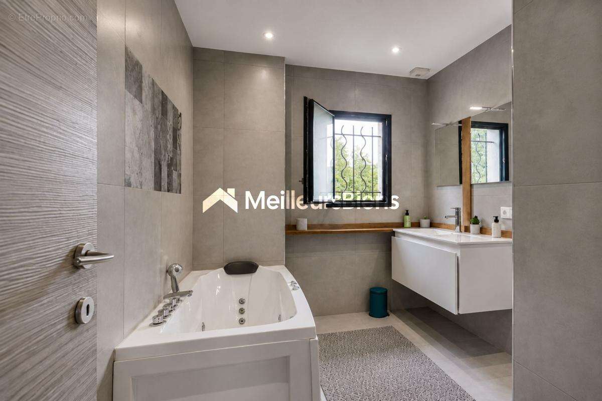 AMANCY - Belle maison familiale de 151m2 avec piscine - 4 chambres - photo 16