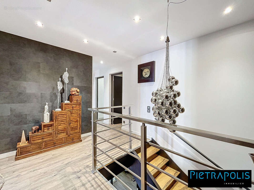 Hall étage - Appartement à LYON-7E