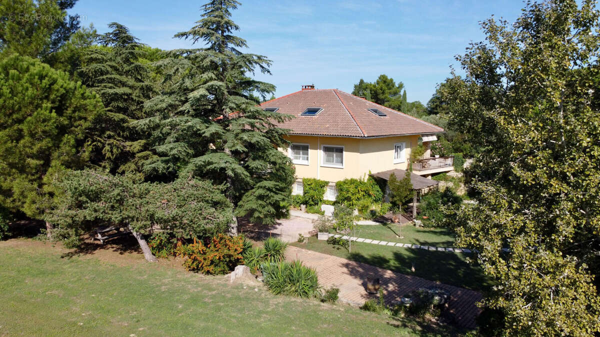 Maison à ENTRAIGUES-SUR-LA-SORGUE