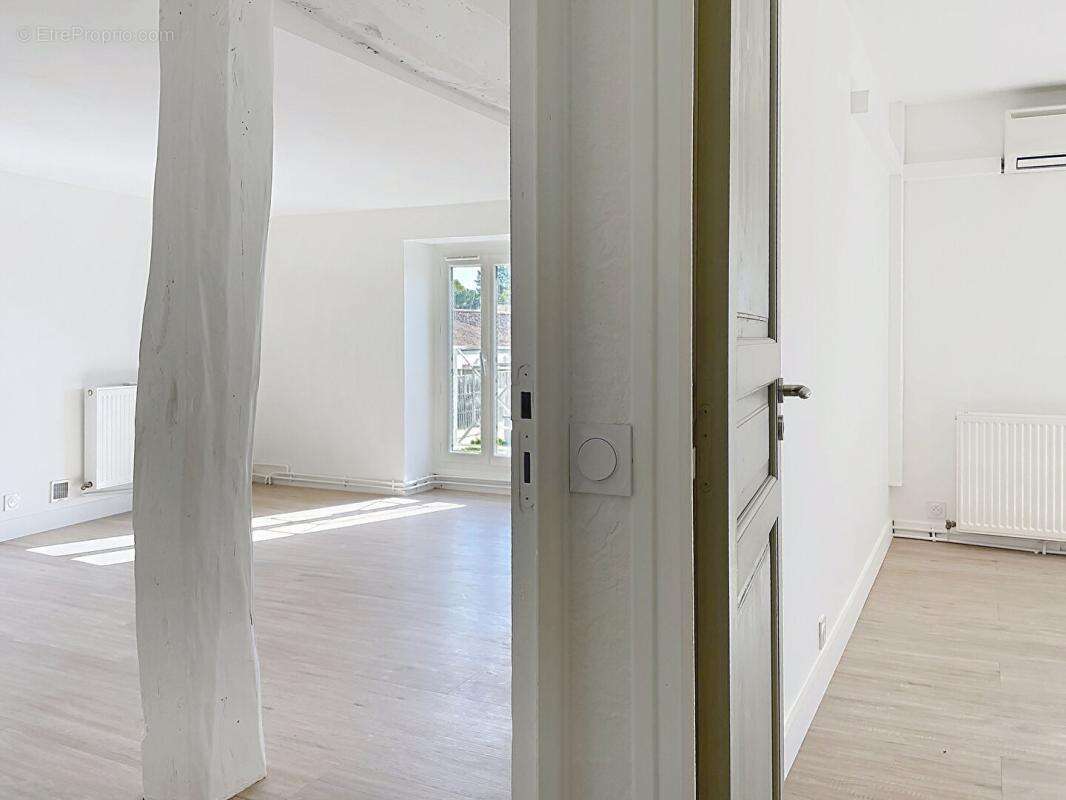 Belle demeure en pierre rénovée centre village 232 m2, 5 chambres, jardin, dépendance - photo 8