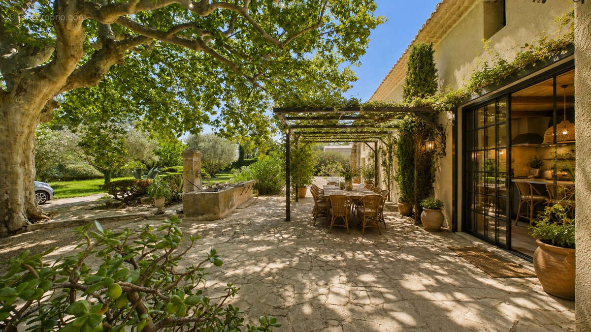 Mas provençal de caractère avec vaste jardin, dépendances et potentiel exceptionnel - photo 2